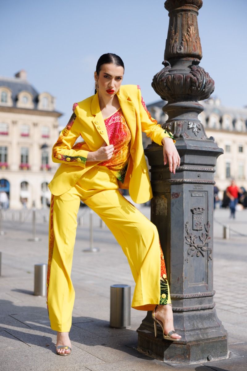 Costum SOLARIA YELLOW format din sacou cu maneca lunga  pantaloni lungi  top cu bretele din crep imperial galben  cu aplicatii din voal cu insertii de