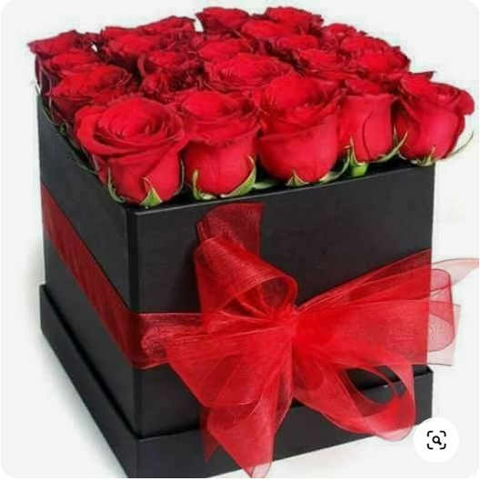 Luxury Box Red Aranjament cu 12-15 trandafiri din sapun, funda rosie din satin