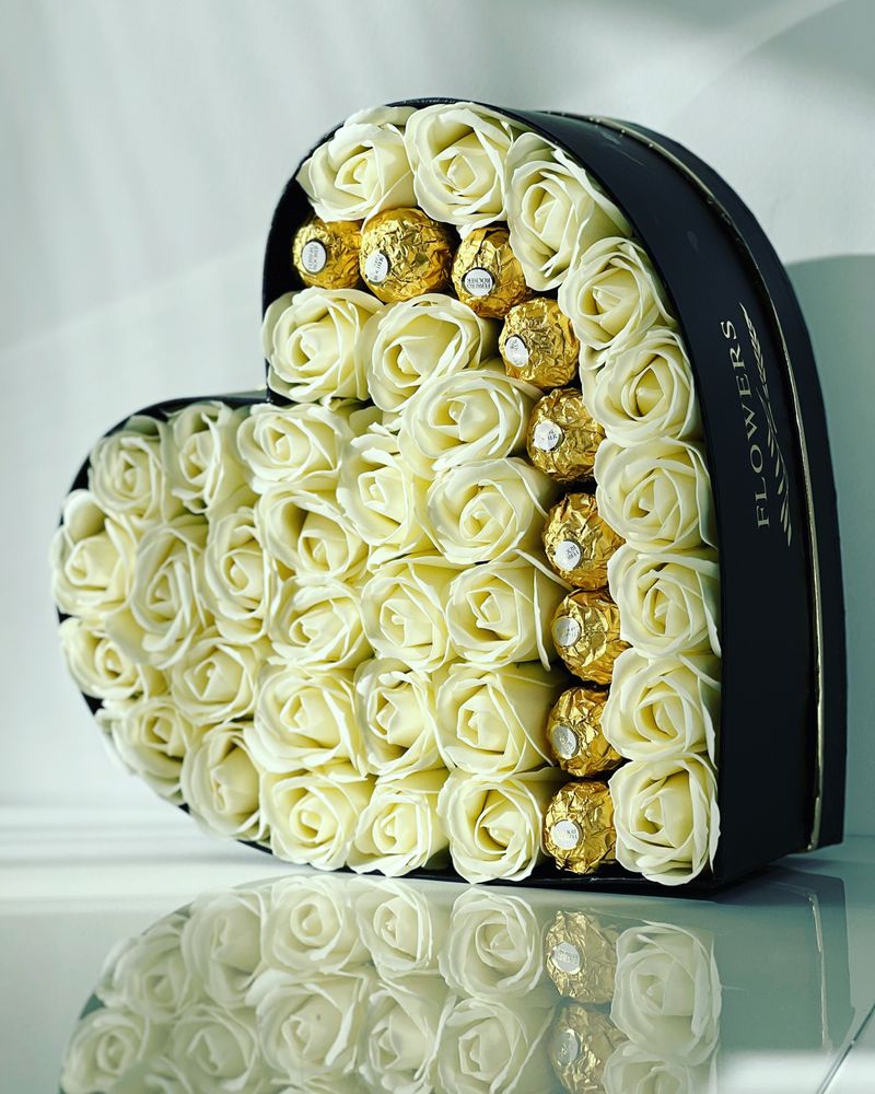 Buchet Luxury White 2 Aranjament cu trandafiri din sapun si praline de ciocolata Ferrero Rocher.