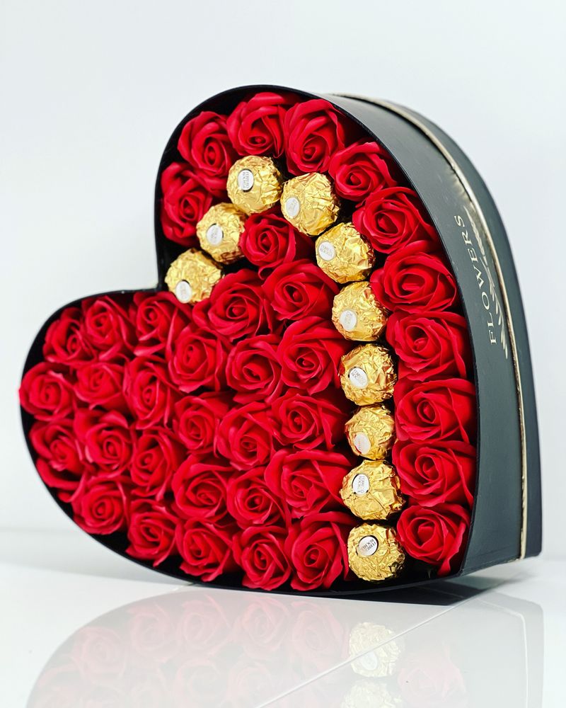 Buchet Luxury Red 2 Aranjament cu trandafiri din sapun si praline de ciocolata Ferrero Rocher